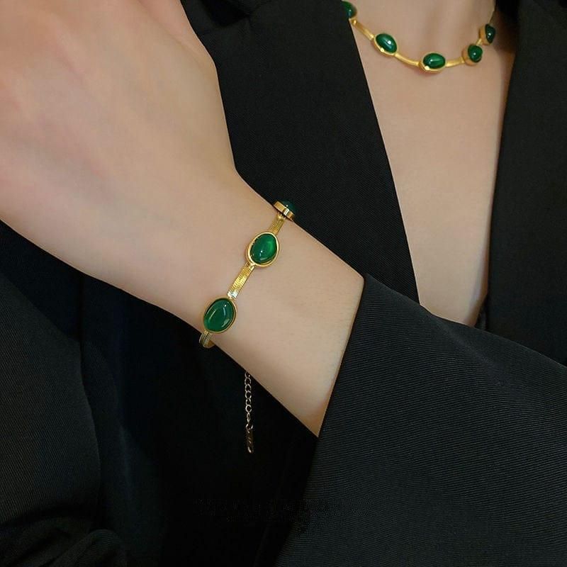 Elegance Emerald Necklace – Timeless Gift of Love